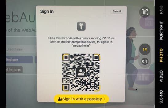 iPhone 12 Proの場合:QRコードを利用するスマートフォンの画面キャプチャ。iPhoneのパスキーサポートが引き継ぎ、ユーザーがクリックして進めるように提示しています。