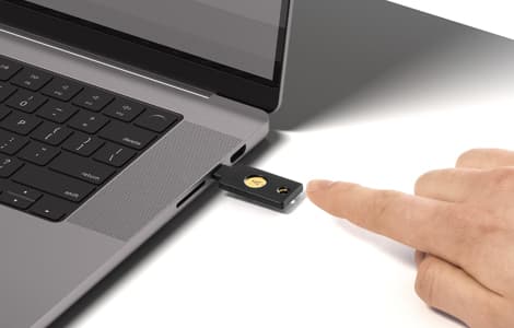 セキュリティキーで共有PC・スマホ不可環境の多要素認証化を安全かつ手軽に