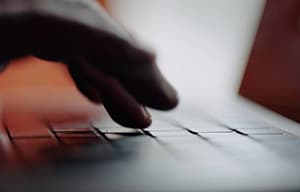 業務での未承認AIツール利用が一般化、半数が定期的に使用 | ISRセキュリティニュース編集局