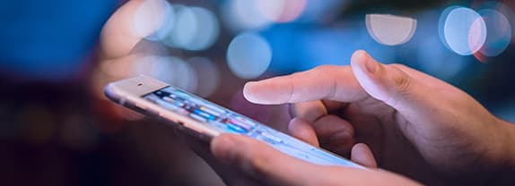 SMS通知やワンタイムパスワードといったFIDO2でない多要素認証のために操作されているスマートフォン